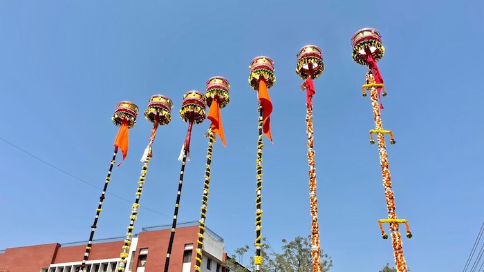 सिद्धेश्वर यात्रेत नंदीध्वजाचा मोठा मान असतो. हे मानाचे सात नंदीध्वज तैलअभिषेकासाठी निघाले आहेत. 