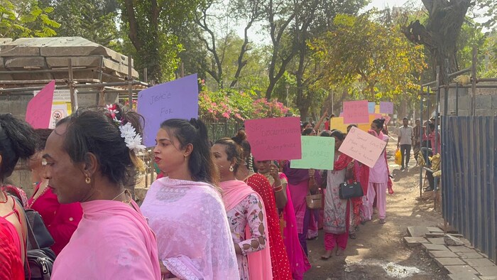  तृतीयपंथी समाजाने पिंक रॅलीमध्ये विवध सामाजिक संदेश दिले नशाबंदी, स्वच्छता याचं महत्त्व सांगणारे फलक या रॅलीत सहभागी असणाऱ्यांच्या हातामध्ये होते.