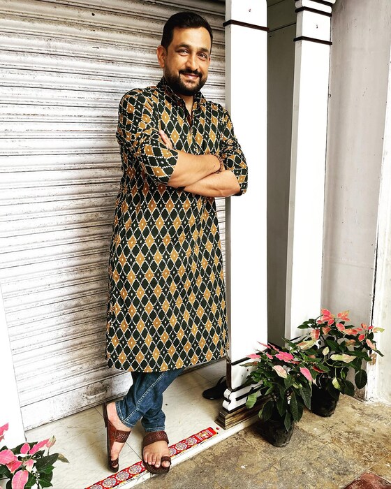 प्रसाद ओकने पोस्ट शेअर करत लिहिलं, 'नवं वर्ष, नवं स्वप्न, सोबत जुनेच मित्र कलावंत, आणि आशीर्वाद देणारे आहेत पंत'.