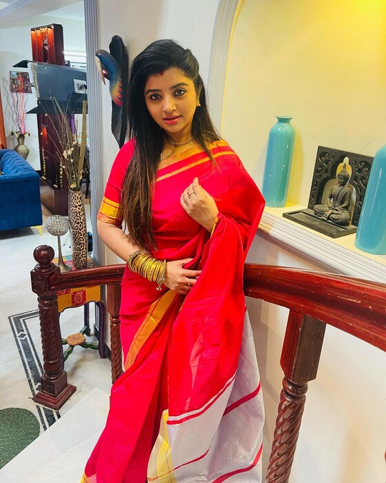 महालक्ष्मी सोशल मीडियावर सक्रिय असून ती नवऱ्यासोबतचे अनेक फोटो चाहत्यांसोबत शेअर करत असते.