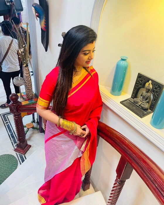 अभिनेत्री महालक्ष्मीने पती रवींद्रसोबतचा तिचा लेटेस्ट फोटो इन्स्टाग्रामवर शेअर केला आहे, ज्यामध्ये दोघांमधील अप्रतिम केमिस्ट्री पाहायला मिळत आहे. 