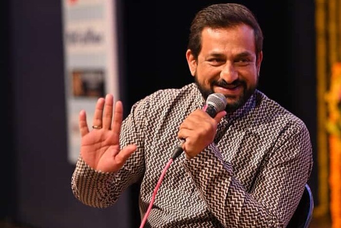  नुकताच त्याचा धर्मवीर मुक्काम पोस्ट ठाणे’ हा चित्रपट चांगलाच चर्चेत आला होता. या चित्रपटात प्रसाद ओकने आनंद दिघेंची भूमिका साकारली होती.