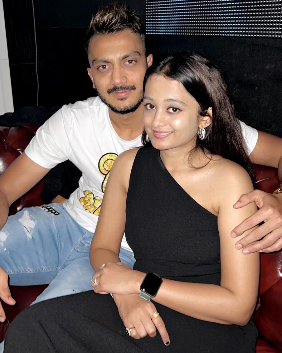 अक्षर पटेलने फिल्मी स्टाइलमध्ये वाढदिवशी तिला प्रपोज केलं होतं. दोघांनी २० जानेवारी २०२२ ला साखरपुडा केला होता.