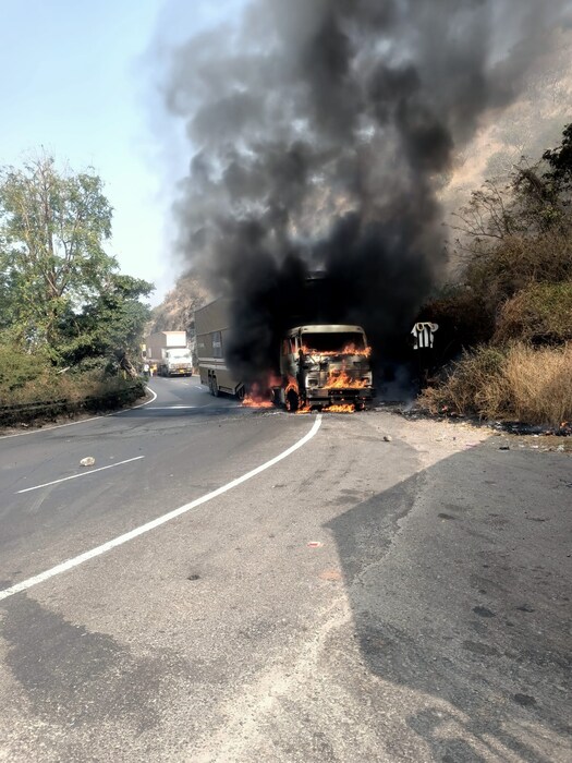दरम्यान, या अपघातामुळे पुण्याहून दक्षिण भागात सातारा-कोल्हापूरच्या दिशेने जाणारी थांबविण्यात आली आहे..