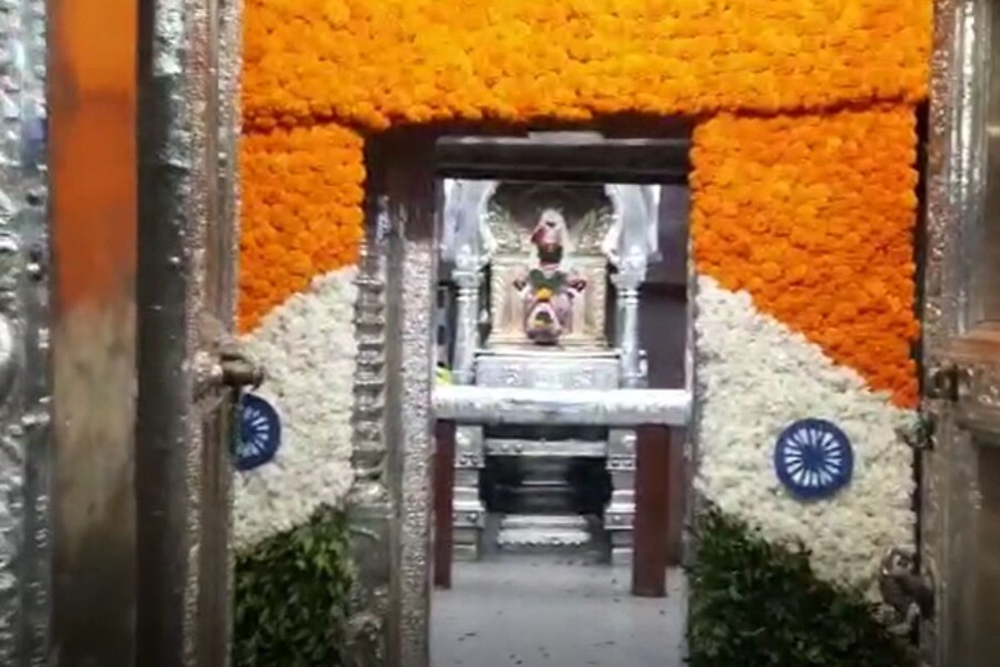 विठ्ठल रुक्मिणी मंदिराचा देव्हारा, गाभारा, चौखांबी, सोळाखांबी आकर्षक फुलांनी सजवण्यात आले आहेत. 