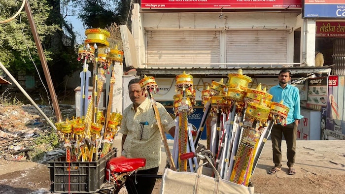 या नंदीकोलाचे आकर्षण लहान मुलांना खूप असते. त्यामुळेच खास बच्चेकंपंनीसाठी नंदीकोल बाजारात विक्रीसाठी आले आहेत. 