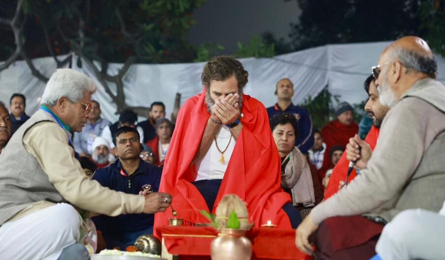 राहुल गांधींनी आपल्या ट्विटर अकाऊंटवरुन या आरतीचा फोटो शेअर केला आहे 