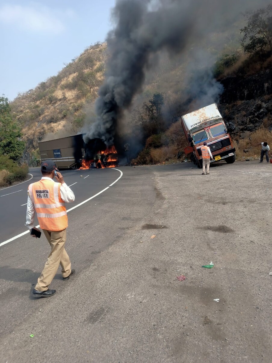 खंबाटकी घाटातील दत्त मंदिरासमोर ट्रक नंबर जीजे 27 एक्स 6199 या ट्रकचे नियंत्रण सुटल्यामुळे हा भीषण अपघात झाला. 