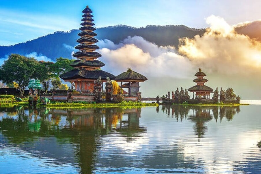 इंडोनेशिया : तुम्ही इंडोनेशियाला पर्यटनासाठी जाण्याचा विचार करत असाल तर तुम्ही कोणत्याही व्हिसाशिवाय येथे जाऊ शकता. परंतु, जर तुम्हाला येथे दीर्घकाळ राहायचे असेल तर तुम्हाला व्हिसाची आवश्यकता असू शकते.