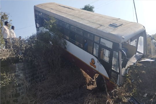 लातूर जिल्ह्यातल्या बोरगाव काळे पाटीनजीक निलंगा येथून पुण्याला जात असलेल्या एसटी बस अपघात झाला.