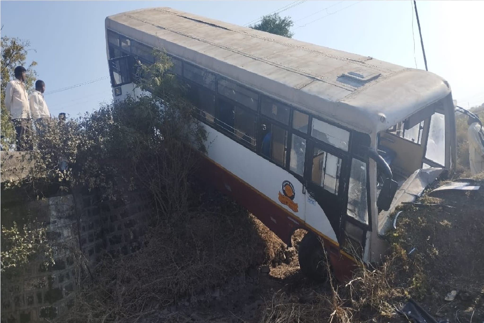 भरधाव एसटी बसला भीषण अपघात, 15 प्रवासी जखमी, लातूरमधील घटना