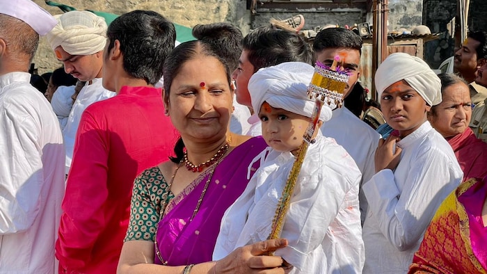  बाराबंदीच्या वेशात सजलेला हा चिमुकला  घरच्यांसोबत मोठ्या उत्साहानं यात्रेत सहभागी झाला होता.