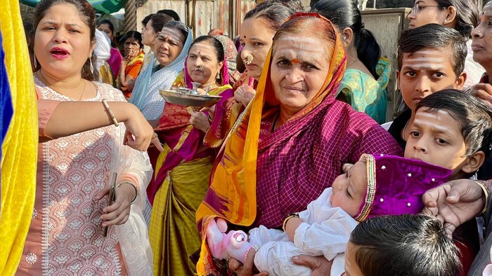 नंदिध्वजाचे दर्शन घेऊन ,आपल्या चिमुकल्या नातवासाठी केलेला नवस फेडण्यासाठी आजीबाई देखील पहिल्या दिवशीच मिरणुकीत सहभागी झाल्या होत्या. 