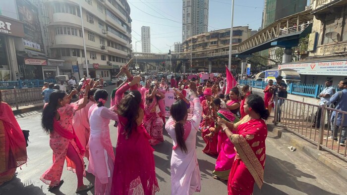 रॅलीत सहभागी मंडळींनी टाळ्या आणि लेझीमच्या ठेक्यावर ताल धरला होता. त्यांचे नृत्य सर्वांचं लक्ष वेधून घेत होतं. 