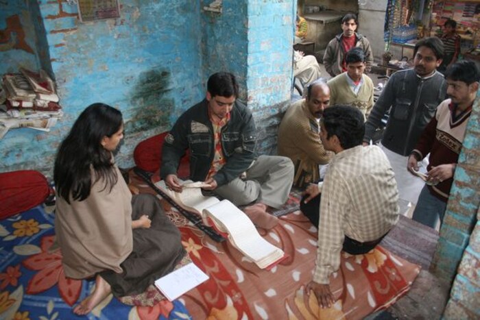 आजकालच्या जगात कोण, कधी आणि कोणत्या विचित्र मार्गाने पैसे कमवेल याचा काही नेम नाही. कोणी युट्युबवरून तर कोणी इतर मार्गांनी पैसे कमावतात. पण आज आम्ही जे तुम्हाला सांगणार आहोत ज्यावर कदाचित तुमचा विश्वास बसणार नाही. पण ते खरंय. आत्तापर्यंत तुम्ही जगभरातील अनेक आश्चर्यकारक नोकऱ्यांबद्दल ऐकले असेल. पण आज आम्ही तुम्हाला भारतातीलसह काही नोकऱ्यांबद्दल सांगणार आहोत ज्यांबद्दल ऐकून वाचून तुम्ही चकित व्हाल. चला तर जाणून घेऊया. 