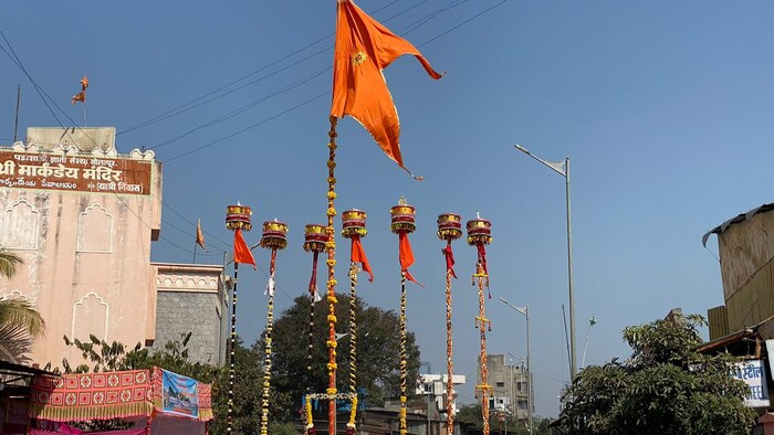   सात नंदीकोल आणि मानाचा भगवा ध्वज सर्वांचं लक्ष वेधून घेत होते.