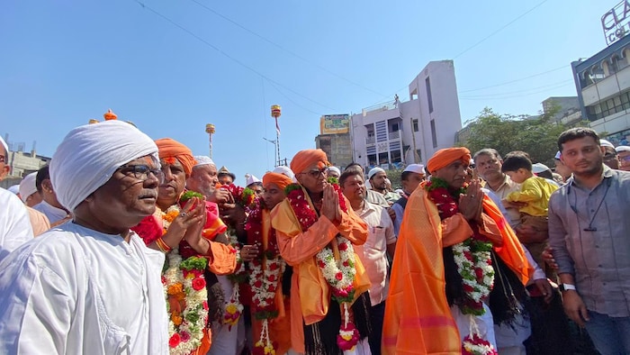 सिद्धेश्वर यात्रेतील प्रमुख मानकरी हिरेहब्बू सर्वांकडून अभिवादन स्विकारताना