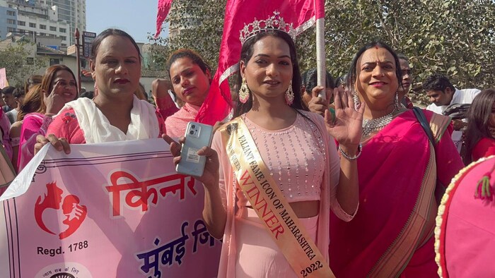 सौंदर्य स्पर्धा जिंकलेली तृतीयपंथीय देखील या रॅलीत जागृती करण्यासाठी सहभागी झाली होती. 