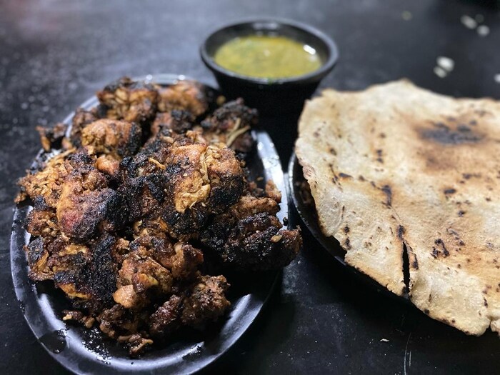  शेंगाची चटणी, कडक भाकरी हे पदार्थ म्हंटले की हमखास आठवण होते. त्याचबरोबर सोलापूर शिकमुळे देखील प्रसिद्ध आहे.