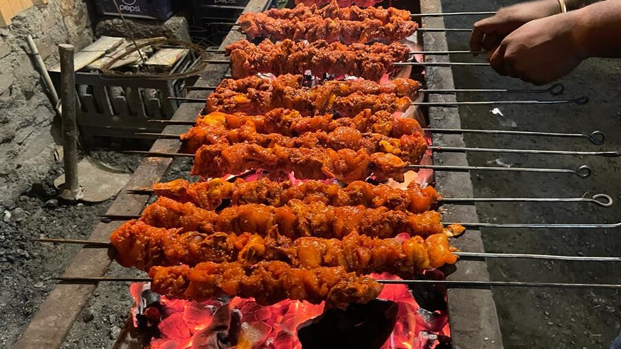 मटण भाजण्याच्या खास पद्धतीला शीक असं म्हंटलं जातं. सोलापुरात येणारे पाहुणे सोलापुरी चादर घ्यायला आणि शीक मटण खायला कधी विसरत नाहीत.