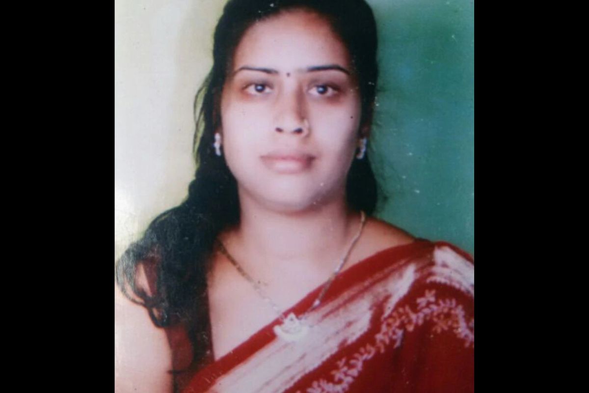 पुढे पतीसोबत पटत नसल्यामुळे अर्चना वेगळी राहू लागली. त्यानंतर तिची संतोष कातोरेशी ओळख झाली. या दोघांचे प्रेम जुळले. त्यानंतर