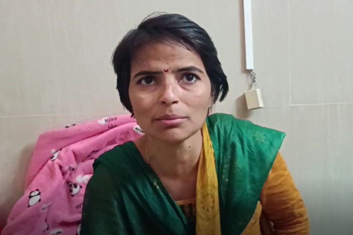 भाऊ, भावजयी जीवावर उठले, नायब तहसिलदाराला भर रस्त्यात आडवून अंगावर पेट्रोल टाकलं अन्..; बीडमधील धक्कादायक घटना