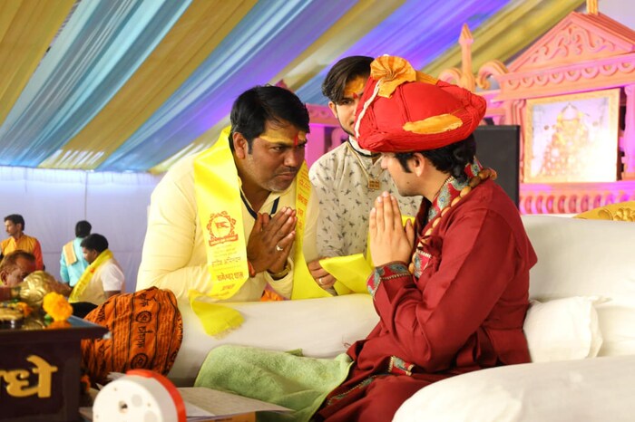 धीरेंद्र कृष्ण शास्त्री हेही त्यांच्या प्रतिस्पर्ध्यांना सातत्याने प्रत्युत्तर देत आहेत. पण धीरेंद्र कृष्ण शास्त्री यांची निव्वळ संपत्ती किती आहे हे तुम्हाला माहिती आहे का? त्याच्या कथेत एवढी गर्दी का जमते.