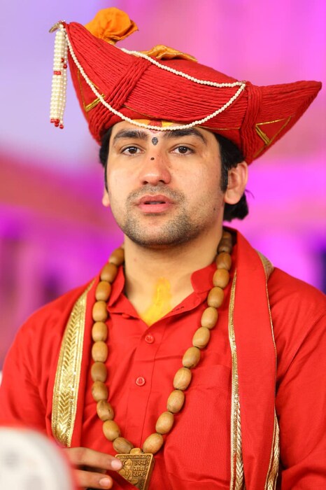 अखिल भारत अंधश्रद्धा निर्मुलन समितीचे संस्थापक श्याम मानव यांनी धीरेंद्र महाराजांना त्यांच्यातील दिव्यशक्ती सिद्ध करण्यासाठी 30 लाख रुपयांचं बक्षीस आव्हान दिलं. 