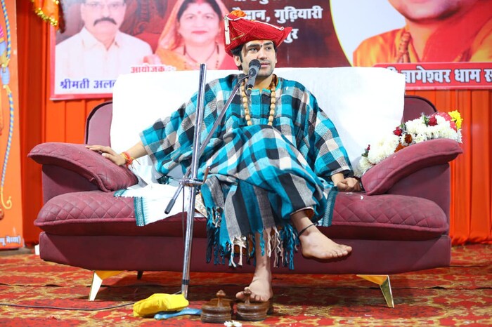 झी न्यूजच्या बातमीनुसार, त्याची मासिक कमाई 3.5 लाख रुपयांपर्यंत आहे. ते रोज सुमारे आठ हजार रुपये कमावतात. बागेश्वर धामचे पीठाधीश्‍वर धीरेंद्र कृष्ण शास्त्री यांच्यावर अंधश्रद्धेला प्रोत्साहन दिल्याचा आरोप आहे. त्यांच्यावर नागपुरात गुन्हा दाखल करण्यात आला आहे. 