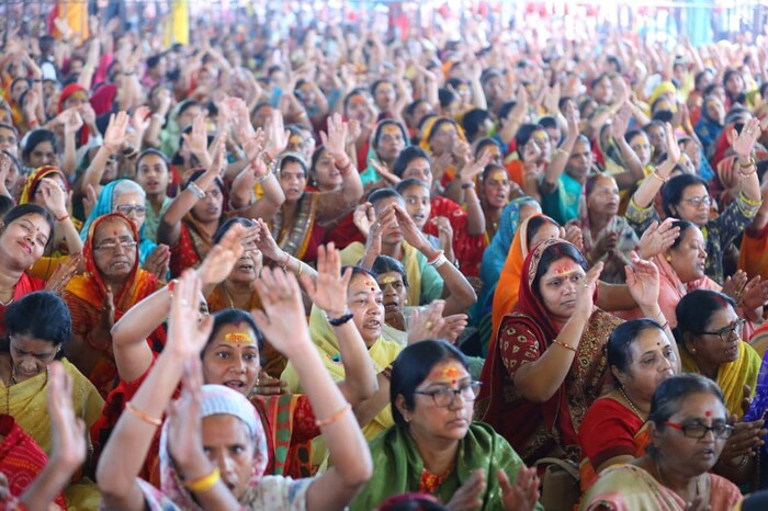 पीठाधीश्‍वर पंडित धीरेंद्र कृष्ण शास्त्री यांच्या कुटुंबाची आर्थिक परिस्थिती अत्यंत बिकट होती. एक काळ असा होता की त्यांच्या घरात खायला अन्न नव्हतं. राहायला पक्क घर नव्हतं. अशा परिस्थितीत धीरेंद्र कृष्ण शास्त्री यांचा जन्म 4 जुलै 1996 रोजी मध्य प्रदेशातील छतरपूरजवळील गडागंज गावात झाला. 