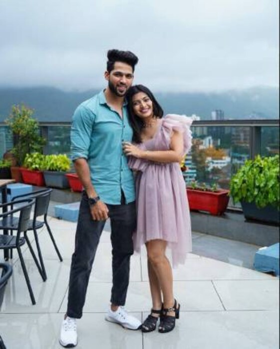 घराबाहेर येताच रुचिरानं रोहितला इन्स्टाग्रामवरून अनफॉलो केलं. यावरून बिग बॉसमुळे रोहित रुचिराच्या नात्यात दुरावा आलाय का? त्यांचं पुढे काय होणार असा प्रश्न त्यांच्या चाहत्यांना पडला. मात्र आता दोघांना पुन्हा एकत्र आलेले पाहून चाहते सध्या आनंदात आहेत. 