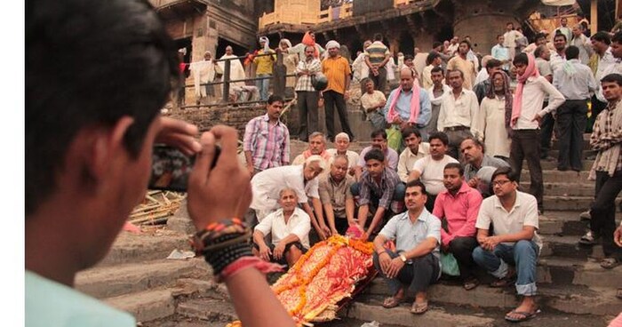 प्रेतांचे फोटो काढणे यावर विश्वास ठेवा किंवा ठेऊ नका पण हा प्रत्यक्षात एक व्यवसाय आहे. वाराणसी या पवित्र शहरात, जिथे लोक अंत्यसंस्कार करण्यासाठी जातात, गंगेवर मृतांचे फोटो काढणे हा आता एक व्यवसाय आहे. जळत्या घाटांवर, छायाचित्रकार दररोज ₹1,500 ते ₹2,500 च्या दरम्यान कमाई करतो.