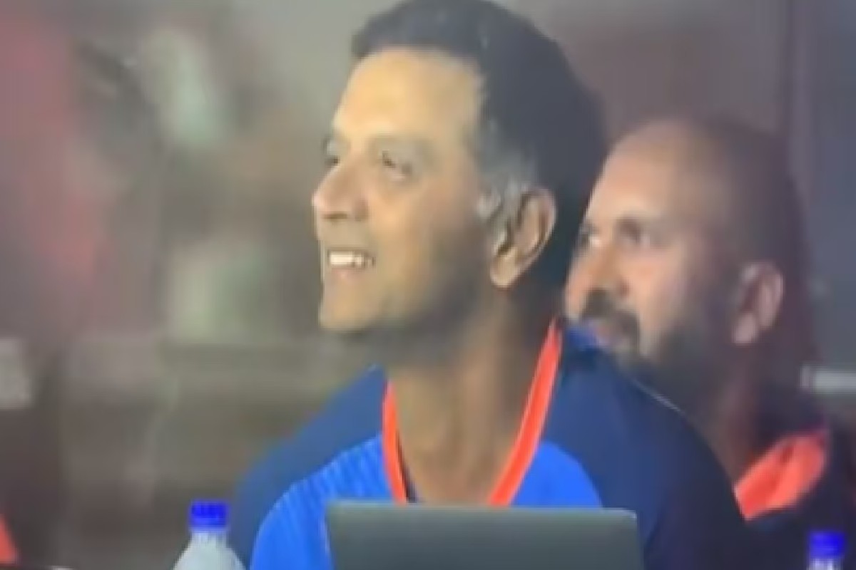 IND vs SL : मॅच सुरू असताना आनंदानं हसला द्रविड, पाहा नेमकं काय घडलं?