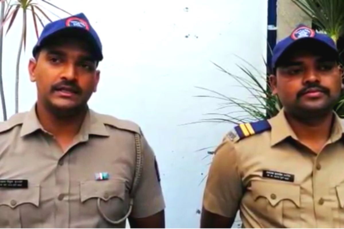 कोयता गँगला फोडून काढणाऱ्या पोलीस दादांना मिळालं खास गिफ्ट, सोशल मीडियावरही जलवा