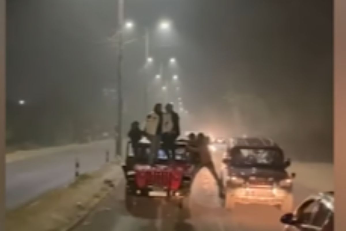 Video : स्टंटबाजी पडली महागात; पोलिसांनी अशी शिक्षा केली आता कधीही बसता येणार नाही वाहनात