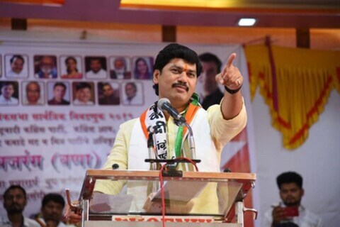 माजी मंत्री आणि राष्ट्रवादीचे नेते धनंजय मुंडे यांच्या वाहनाला अपघात झाल्याची घटना समोर आली आहे. या अपघातामध्ये धनंजय मुंडे किरकोळ जखमी झाले आहेत.