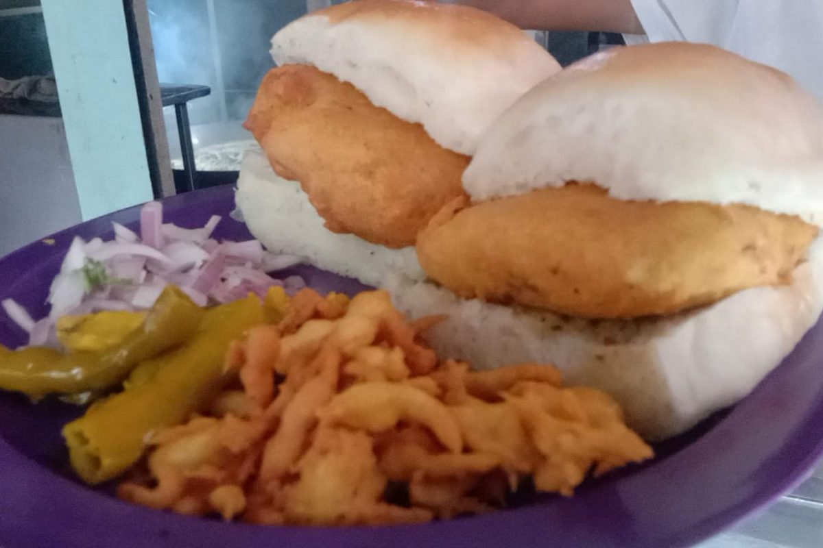 आयुष्यात वडापाव नाही खाल्ला तर काय खाल्लं! मुंबई-पुण्यातील बेस्ट 10 वडापाव चुकूनही मिस करू नका!