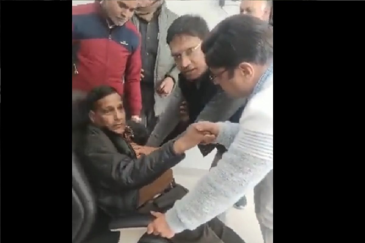 हार्ट अटॅक आलेल्या रुग्णाला आयएएस अधिकाऱ्याने वाचवलं.