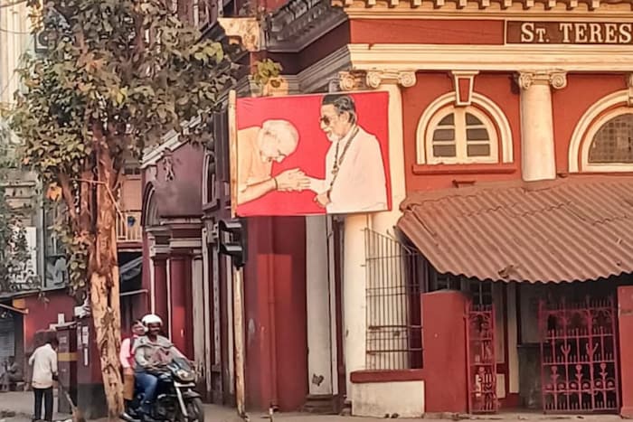 या पोस्टरमध्ये  बाळासाहेबांच्या पुढे नरेंद्र मोदी हे झुकले आहेत असं दाखवण्यात आलं आहे. त्यामुळे आता या नव्या पोस्टरमुळे वाद निर्माण होण्याची शक्यता आहे.    