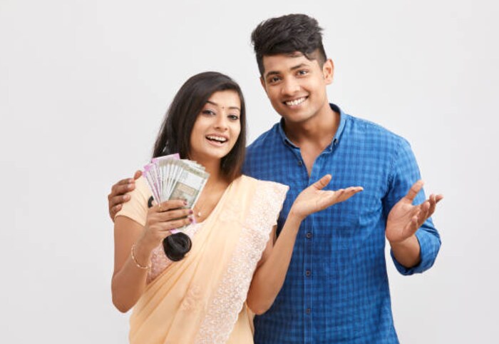 कर्जाची परतफेड: कर्जाची परतफेड शक्य तितक्या लवकर केली पाहिजे, कारण तुम्हाला क्रेडिट कार्ड किंवा बँकेच्या कर्जावर दरमहा ईएमआय भरावा लागेल. अशा परिस्थितीत तुम्ही कर्ज भरले तर तुम्ही गुंतवणूक करू शकणार नाही.