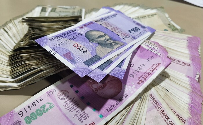 RBI च्या परवानगी शिवाय कोणतेही कर्ज देऊ शकत नाही किंवा घेऊ शकत नाही. याशिवाय कोणतीही गुंतवणूक करता येत नाही. मोठी रक्कम ट्रान्सफर करता येत नाही. 