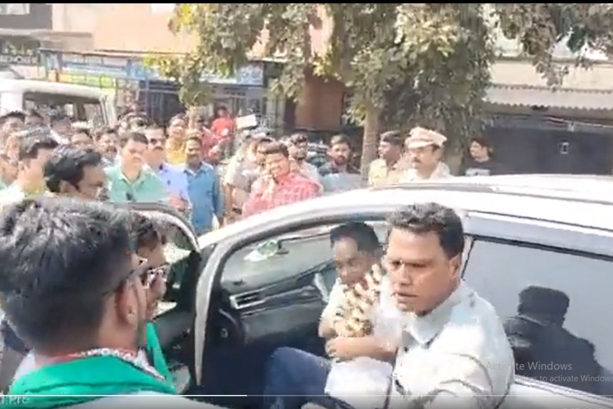 Live Video : कार्यकर्ते हार घालत असतानाच आरोग्य मंत्र्यांवर झाडली गोळी