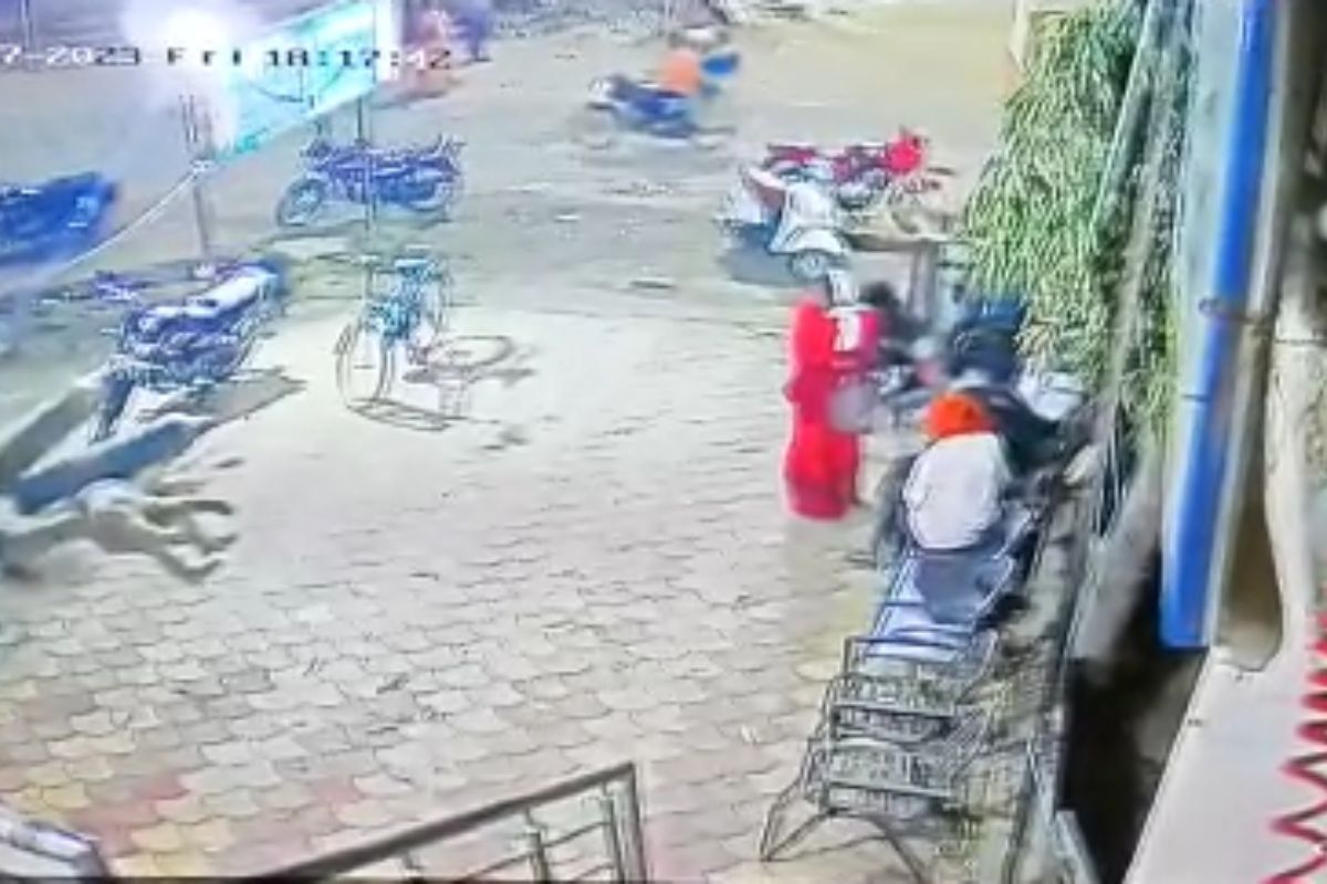 Video : डोक्यात ऑक्सिजन सिलिंडर पडून चिमुकल्याचा जागीच मृत्यू; घटना सीसीटीव्हीमध्ये कैद