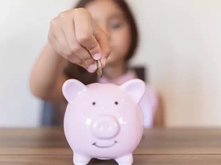 सुकन्या समृद्धी योजना (SSY) : तुम्ही या योजनेत 10 वर्षांपेक्षा कमी वयाच्या मुलीसाठी गुंतवणूक करू शकता. यामध्ये तुम्हाला 15 वर्षांसाठी गुंतवणूक करावी लागेल. यामध्ये तुम्हाला 7.6 टक्के व्याज मिळेल. तुम्ही किमान 250 रुपये आणि कमाल 1.5 लाख रुपये गुंतवू शकता.