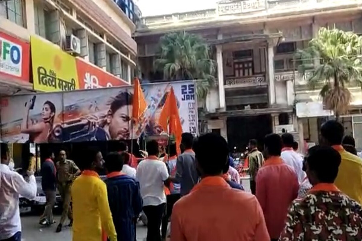 सोलापुरात पठाणला विरोध, पोस्टरही फाडले; हिंदूराष्ट्र सेना, बजरंग दलाकडून चित्रपटगृहाबाहेर घोषणाबाजी
