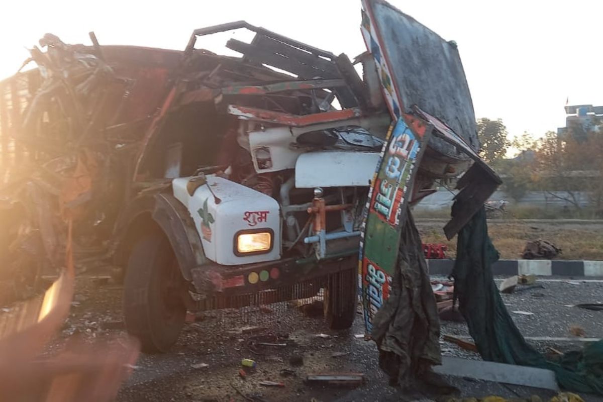 साई भक्तांवर काळाचा घाला; बस, ट्रकच्या भीषण अपघातात 10 ठार