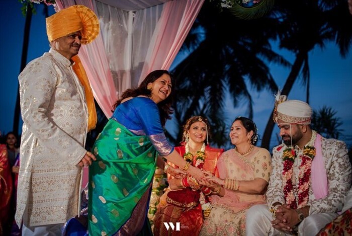  अलका कुबल यांची मोठी मुलगी ईशानी हिचं मागील वर्षीच लग्न झालं.