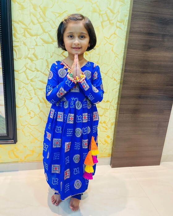  नुकतंच लोकमत फिल्मीला दिलेल्या मुलाखतीत मायराने आपल्या सेटवरील संपूर्ण शेड्युल सांगितला. यावेळी मायरा म्हणाली, 'सेटवर आल्यानंतर ती सर्वात आधी कॅमेऱ्याला नमस्कार करते'.
