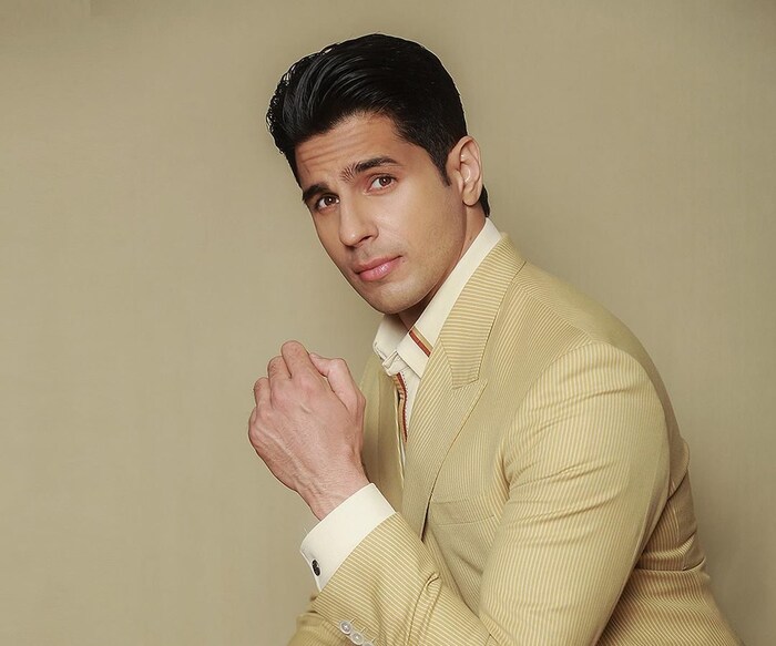 त्याआधी सिद्धार्थने 'माय नेम इज खान चित्रपटात सह दिग्दर्शक म्हणून काम केलं होतं. 