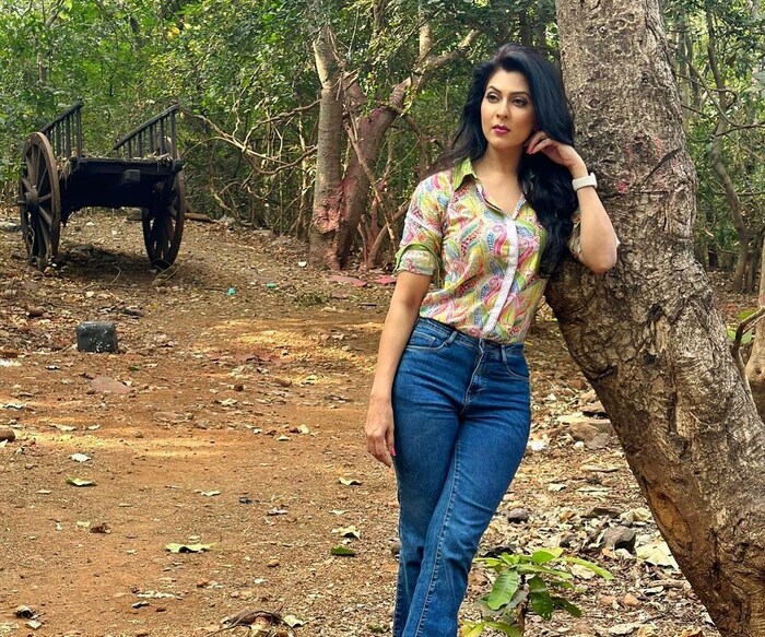 वयाची पस्तिशी ओलांडलेली माधवी अतिशय फिटनेस प्रेमी आहे. 